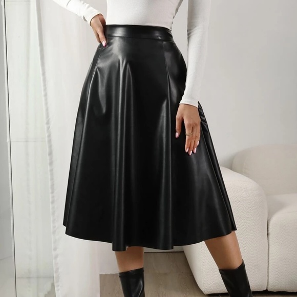Classic Vegan Leather Pocket Midi Skirt - Picture 3 of 8